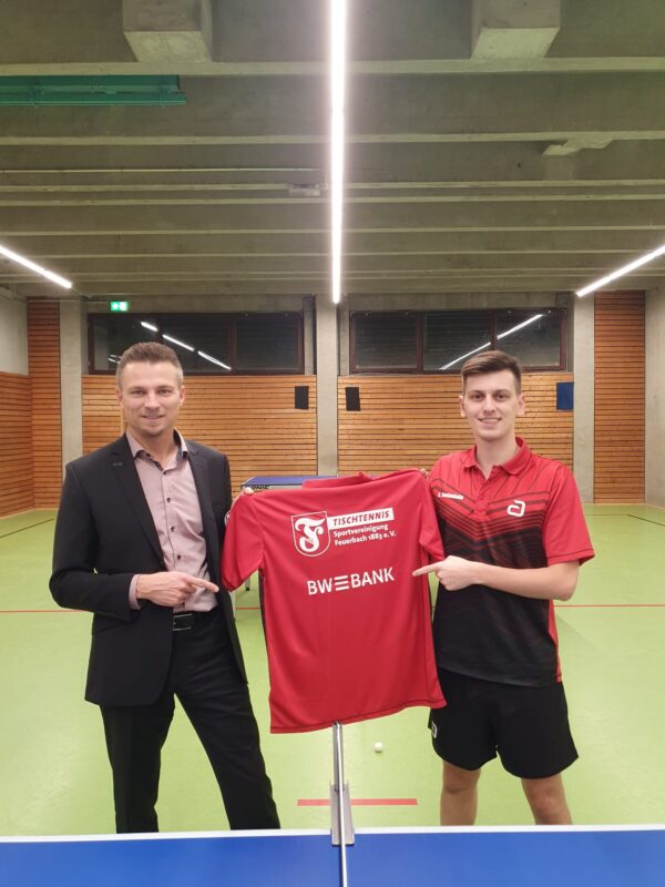 Spieler der Sportvg Feuerbach Tischtennis in den neuen schwarz-weiss-roten Trikots mit BW-Bank-Logo