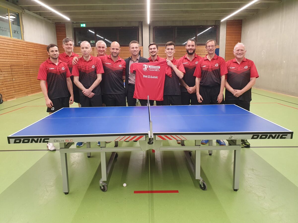 Spieler der Sportvg Feuerbach Tischtennis in den neuen schwarz-weiß-roten Trikots mit BW-Bank-Logo