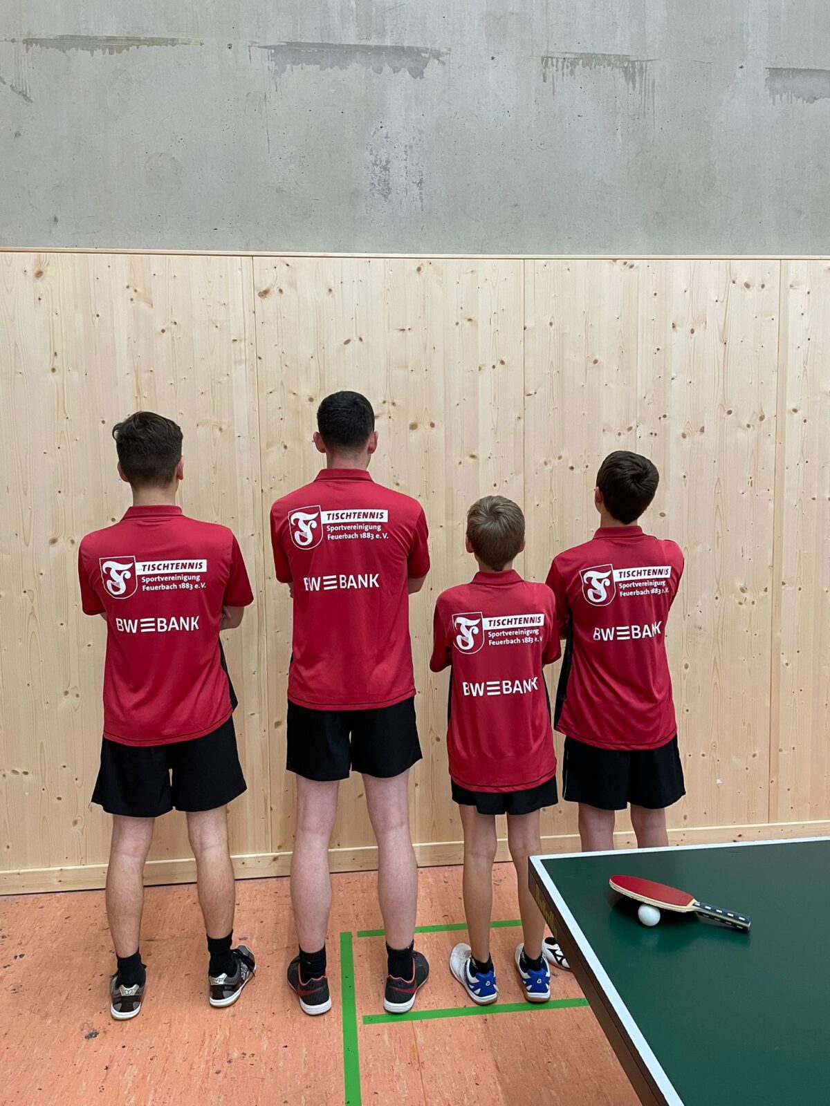 Spieler der Sportvg Feuerbach Tischtennis in den neuen schwarz-weiß-roten Trikots mit BW-Bank-Logo