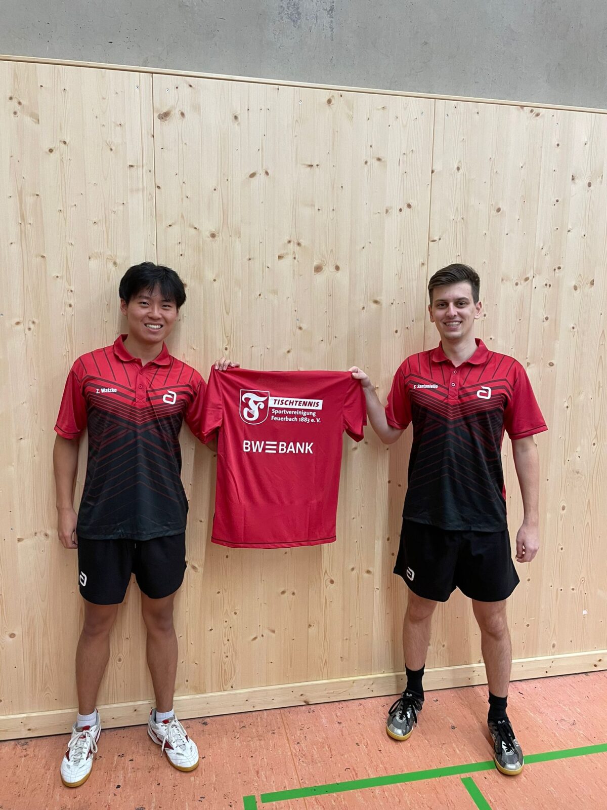 Spieler der Sportvg Feuerbach Tischtennis in den neuen schwarz-weiß-roten Trikots mit BW-Bank-Logo