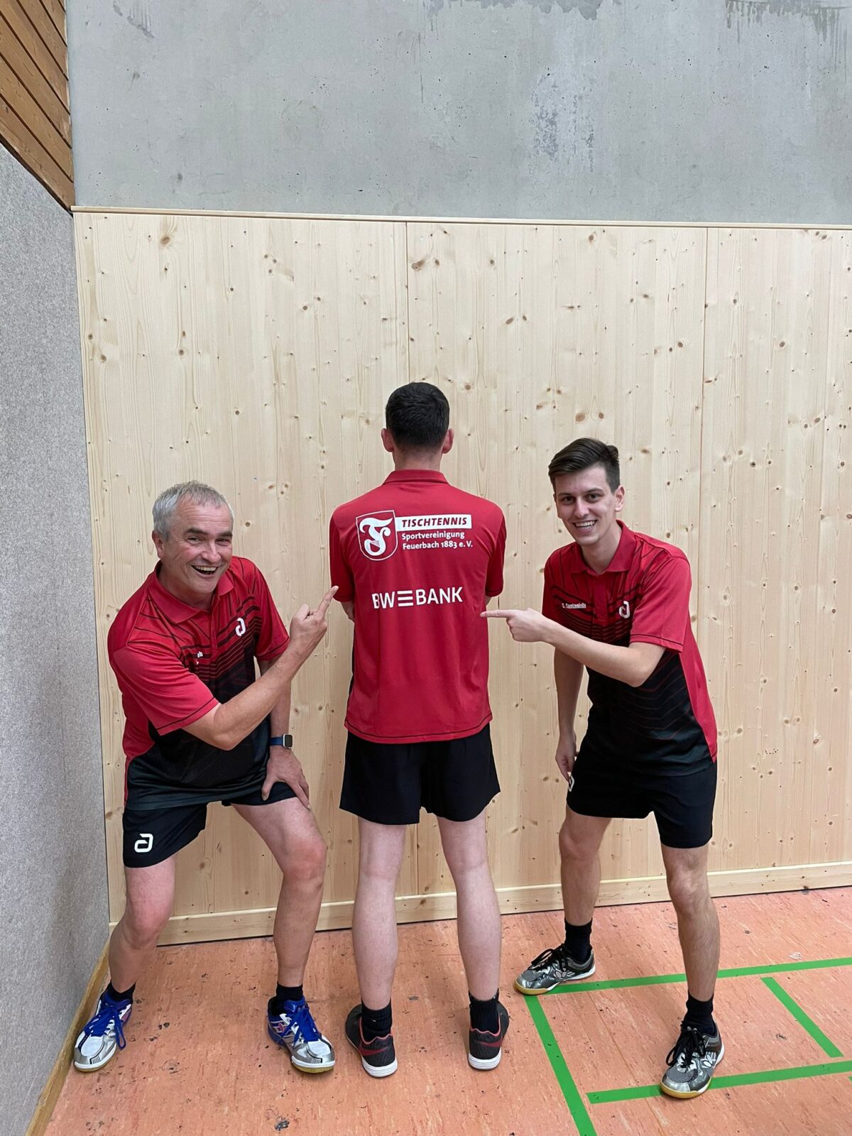 Spieler der Sportvg Feuerbach Tischtennis in den neuen schwarz-weiß-roten Trikots mit BW-Bank-Logo